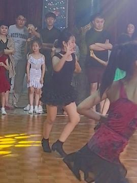 头条最早的小区跳舞视频,揭秘最早跳舞视频背后的温馨故事